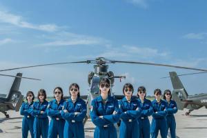 英姿颯爽！女飛行學員完成首次單飛